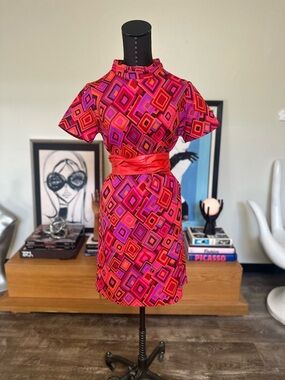 Vintage Kay Windsor Geometric Print Short Dress in Pink and Red